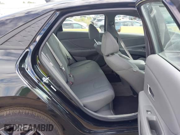 2025 Hyundai Elantra SEL Sport z VIN KMHLM4DJ9SU123170, wystawiony jako IAAI lot #43093903 z przebiegiem 1 868 mil mil oraz . Historia ofert i sprzedaży dostępna na DreamBid. Obrazek 8.