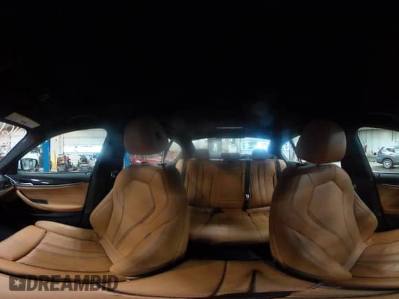 2019 BMW 5 Series 530e xDrive z VIN WBAJB1C51KB376190, wystawiony jako IAAI lot #41610326 z przebiegiem 22 089 mil mil oraz . Historia ofert i sprzedaży dostępna na DreamBid. Obrazek 18.