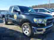 2022 Ram 1500 Big Horn z VIN 1C6RREBG0NN398834, wystawiony jako IAAI lot #41580763 z przebiegiem 100 523 mil mil oraz . Historia ofert i sprzedaży dostępna na DreamBid. Obrazek 1.