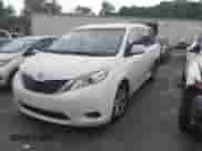 2013 Toyota Sienna LE AAS z VIN 5TDKK3DC6DS307992, wystawiony jako IAAI lot #42975957 z przebiegiem Nie podano mil oraz . Historia ofert i sprzedaży dostępna na DreamBid. Obrazek 2.