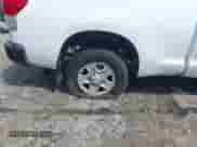 2013 Toyota Tundra z VIN 5TFRU5F14DX029880, wystawiony jako IAAI lot #43081536 z przebiegiem 198 758 mil mil oraz . Historia ofert i sprzedaży dostępna na DreamBid. Obrazek 20.
