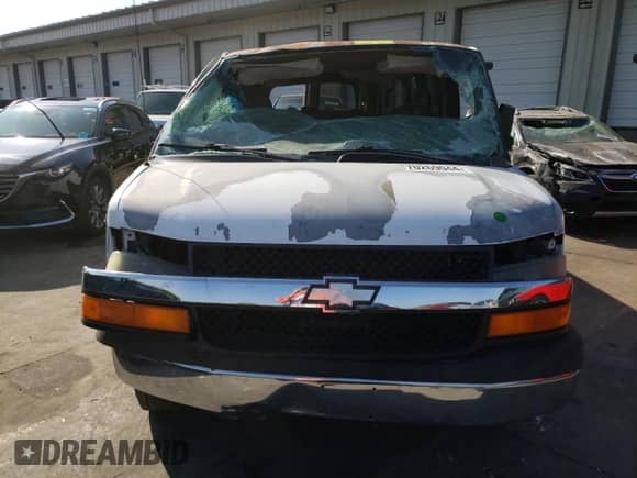 2003 Chevrolet Express Passenger with VIN 1GAHG39U731200970, listed as a Copart auction lot 70269044 with 87,890 mi miles and Salvage title. Bid and sale history available at DreamBid. Image 5.
