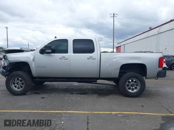 2011 Chevrolet Silverado 2500HD LTZ z VIN 1GC1KYC82BF178510, wystawiony jako IAAI lot #42248731 z przebiegiem 292 024 mil mil oraz . Historia ofert i sprzedaży dostępna na DreamBid. Obrazek 14.