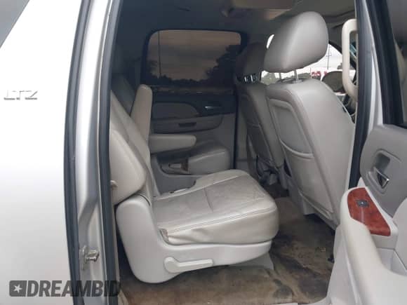 2011 Chevrolet Suburban LTZ с VIN 1GNSCKE04BR385153, выставлен на аукционе IAAI как лот 43511269 с пробегом 237 619 миль миль и . История ставок и продаж доступна на DreamBid. Изображение 8.