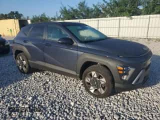 2024 Hyundai Kona SEL с VIN KM8HBCAB3RU096576, выставлен на аукционе Copart как лот 71036514 с пробегом 3 291 миль миль и Списание • Salvage title. История ставок и продаж доступна на DreamBid. Изображение 4.