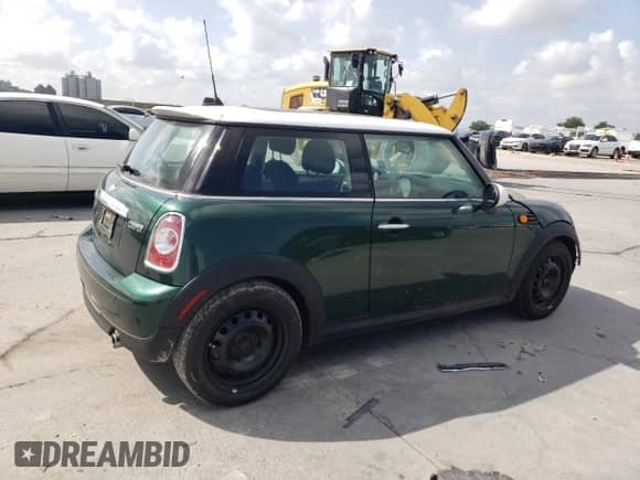 2012 MINI Hardtop с VIN WMWSU3C5XCT184918, выставлен на аукционе Copart как лот 59039755 с пробегом 126 185 миль миль и Списание • Salvage title. История ставок и продаж доступна на DreamBid. Изображение 3.