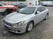 2013 Nissan Maxima SV z VIN 1N4AA5AP4DC823406, wystawiony jako IAAI lot #42730703 z przebiegiem 100 176 mil mil oraz . Historia ofert i sprzedaży dostępna na DreamBid. Obrazek 2.