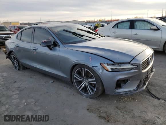 2019 Volvo S60 R-Design z VIN 7JR102FM8KG003945, wystawiony jako Copart lot #81183193 z przebiegiem 42 874 mil mil oraz . Historia ofert i sprzedaży dostępna na DreamBid. Obrazek 4.