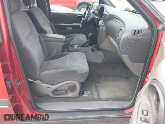 2002 Chevrolet TrailBlazer LS z VIN 1GNDT13S622226389, wystawiony jako IAAI lot #42361868 z przebiegiem 130 231 mil mil oraz . Historia ofert i sprzedaży dostępna na DreamBid. Obrazek 5.