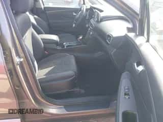 2019 Hyundai Santa Fe SE z VIN 5NMS2CAD4KH068696, wystawiony jako IAAI lot #43392109 z przebiegiem 97 106 mil mil oraz . Historia ofert i sprzedaży dostępna na DreamBid. Obrazek 5.