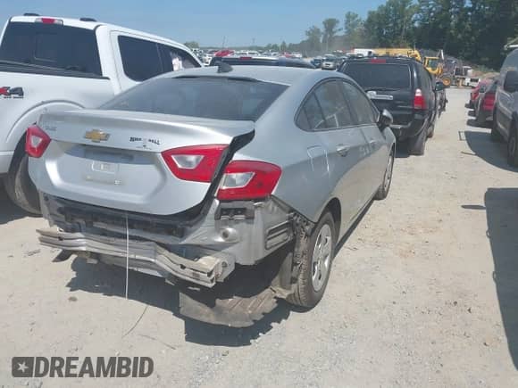 2017 Chevrolet Cruze LS z VIN 1G1BC5SM3H7201691, wystawiony jako IAAI lot #43157816 z przebiegiem 122 194 mil mil oraz . Historia ofert i sprzedaży dostępna na DreamBid. Obrazek 4.