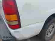 2000 GMC Sierra 1500 SLE z VIN 1GTEC19T5YZ262796, wystawiony jako IAAI lot #42942779 z przebiegiem 144 201 mil mil oraz . Historia ofert i sprzedaży dostępna na DreamBid. Obrazek 6.