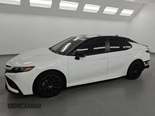 2023 Toyota Camry SE z VIN 4T1G11AK7PU819572, wystawiony jako Copart lot #71158875 z przebiegiem 34 583 mil mil oraz Szkoda całkowita • Salvage title. Historia ofert i sprzedaży dostępna na DreamBid. Obrazek 1.