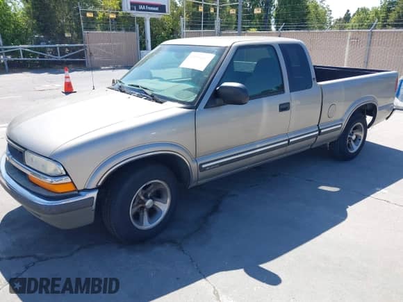 2000 Chevrolet S-10 LS with VIN 1GCCS19W2Y8196802, listed as a IAAI auction lot 42596617 with 116,081 mi miles and . Bid and sale history available at DreamBid. Image 2.
