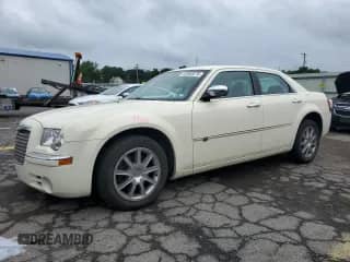 2010 Chrysler 300 C с VIN 2C3CK6CT9AH331192, выставлен на аукционе Copart как лот 62983275 с пробегом 116 431 миль миль и Списание • Salvage title. История ставок и продаж доступна на DreamBid. Изображение 1.