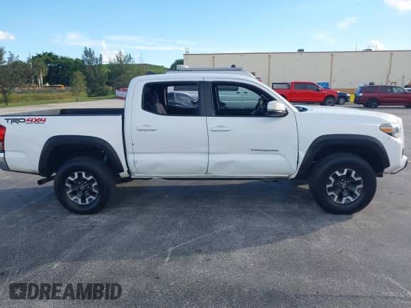 2017 Toyota Tacoma SR5 z VIN 5TFCZ5AN9HX062140, wystawiony jako IAAI lot #43557897 z przebiegiem 172 119 mil mil oraz . Historia ofert i sprzedaży dostępna na DreamBid. Obrazek 13.