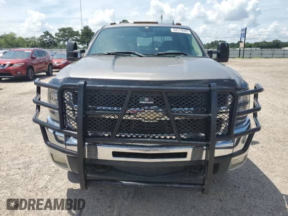 2008 Chevrolet Silverado 3500HD DRW LTZ с VIN 1GCJK33658F142563, выставлен на аукционе Copart как лот 62510085 с пробегом 121 862 миль миль и Списание • Salvage title. История ставок и продаж доступна на DreamBid. Изображение 5.