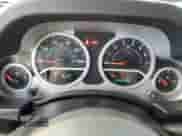 2010 Jeep Wrangler Sahara z VIN 1J4AA5D10AL108467, wystawiony jako Copart lot #89720615 z przebiegiem 158 003 mil mil oraz Czysty tytuł • Clean title. Historia ofert i sprzedaży dostępna na DreamBid. Obrazek 9.