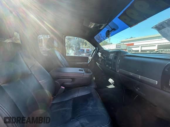 2009 GMC Sierra 1500 z VIN 2GTEC290291129595, wystawiony jako Copart lot #90131885 z przebiegiem 124 544 mil mil oraz Czysty tytuł • Clean title. Historia ofert i sprzedaży dostępna na DreamBid. Obrazek 5.