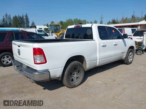 2022 Ram 1500 Big Horn z VIN 1C6RREBT5NN273048, wystawiony jako IAAI lot #42229009 z przebiegiem 58 448 mil mil oraz . Historia ofert i sprzedaży dostępna na DreamBid. Obrazek 4.