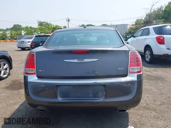 2014 Chrysler 300 with VIN 2C3CCARG0EH136503, listed as a IAAI auction lot 42913881 with 208,364 mi miles and . Bid and sale history available at DreamBid. Image 16.