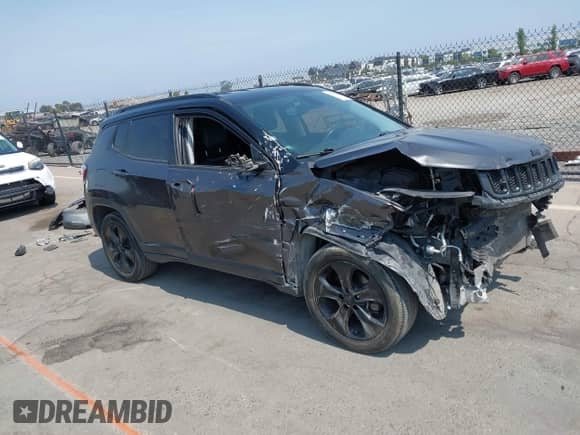 2019 Jeep Compass Altitude z VIN 3C4NJCBB5KT726882, wystawiony jako IAAI lot #42662008 z przebiegiem 100 634 mil mil oraz . Historia ofert i sprzedaży dostępna na DreamBid. Obrazek 1.