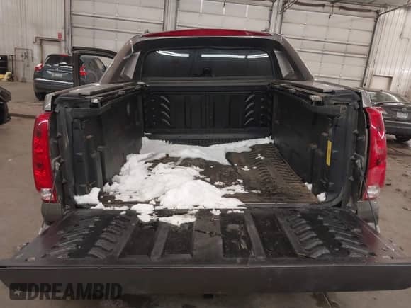 2011 Cadillac Escalade EXT Luxury с VIN 3GYT4MEF4BG222118, выставлен на аукционе IAAI как лот 41482082 с пробегом 170 555 миль миль и . История ставок и продаж доступна на DreamBid. Изображение 17.