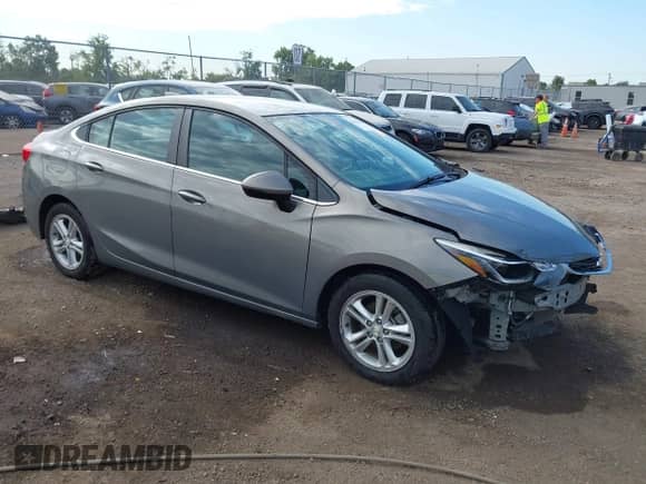 2018 Chevrolet Cruze LT z VIN 1G1BE5SMXJ7191371, wystawiony jako IAAI lot #43055956 z przebiegiem 104 565 mil mil oraz . Historia ofert i sprzedaży dostępna na DreamBid. Obrazek 1.