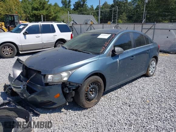 2012 Chevrolet Cruze LS z VIN 1G1PC5SH0C7348004, wystawiony jako IAAI lot #43116437 z przebiegiem 124 410 mil mil oraz . Historia ofert i sprzedaży dostępna na DreamBid. Obrazek 2.