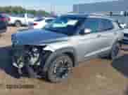 2023 Chevrolet TrailBlazer LT z VIN KL79MPS20PB051951, wystawiony jako IAAI lot #42685359 z przebiegiem 74 239 mil mil oraz . Historia ofert i sprzedaży dostępna na DreamBid. Obrazek 2.