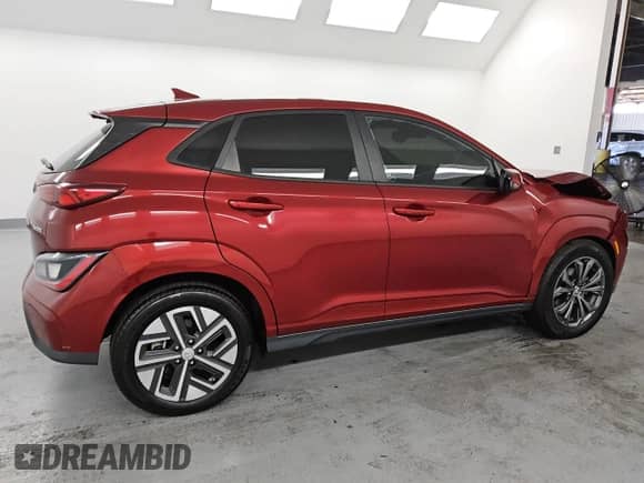 2023 Hyundai Kona SEL z VIN KM8K33AG8PU187435, wystawiony jako Copart lot #81434845 z przebiegiem 39 153 mil mil oraz Czysty tytuł • Clean title. Historia ofert i sprzedaży dostępna na DreamBid. Obrazek 3.