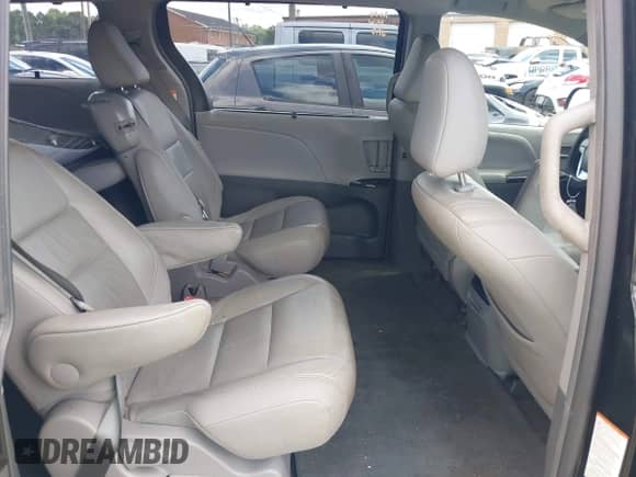 2017 Toyota Sienna XLE z VIN 5TDYZ3DC1HS819543, wystawiony jako IAAI lot #42981122 z przebiegiem 101 449 mil mil oraz . Historia ofert i sprzedaży dostępna na DreamBid. Obrazek 8.