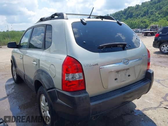 2008 Hyundai Tucson SE with VIN KM8JN72D78U823670, listed as a IAAI auction lot 42631548 with 212,203 mi miles and . Bid and sale history available at DreamBid. Image 3.