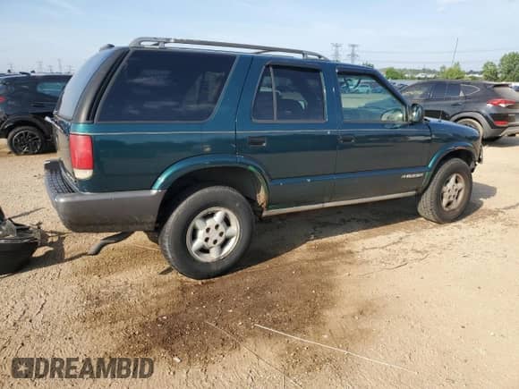 1996 Chevrolet Blazer with VIN 1GNDT13W3T2262402, listed as a Copart auction lot 62677515 with 168,312 mi miles and Salvage title. Bid and sale history available at DreamBid. Image 3.