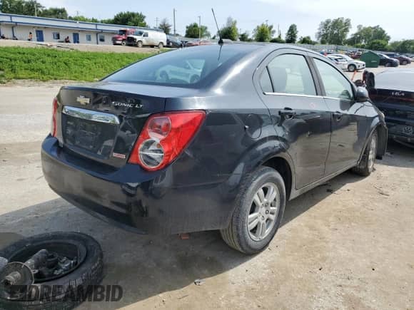2015 Chevrolet Sonic LT z VIN 1G1JD5SB5F4125929, wystawiony jako Copart lot #55622854 z przebiegiem 163 561 mil mil oraz Szkoda całkowita • Salvage title. Historia ofert i sprzedaży dostępna na DreamBid. Obrazek 3.