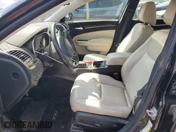 2015 Chrysler 300 Limited z VIN 2C3CCARG6FH757195, wystawiony jako Copart lot #66513885 z przebiegiem 81 355 mil mil oraz Czysty tytuł • Clean title. Historia ofert i sprzedaży dostępna na DreamBid. Obrazek 7.