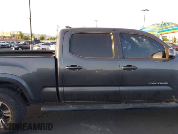 2017 Toyota Tacoma SR5 z VIN 3TMBZ5DNXHM006866, wystawiony jako IAAI lot #42889246 z przebiegiem 128 580 mil mil oraz . Historia ofert i sprzedaży dostępna na DreamBid. Obrazek 13.