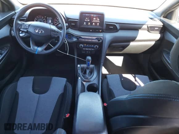 2019 Hyundai Veloster 2.0 z VIN KMHTG6AF1KU017833, wystawiony jako Copart lot #82904093 z przebiegiem 69 556 mil mil oraz . Historia ofert i sprzedaży dostępna na DreamBid. Obrazek 8.