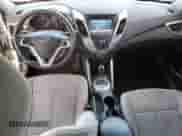 2013 Hyundai Veloster w/Black Int z VIN KMHTC6AD5DU147868, wystawiony jako Copart lot #81929665 z przebiegiem 139 774 mil mil oraz Czysty tytuł • Clean title. Historia ofert i sprzedaży dostępna na DreamBid. Obrazek 8.