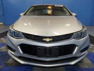 2018 Chevrolet Cruze LS z VIN 1G1BC5SM7J7140626, wystawiony jako Copart lot #81022345 z przebiegiem 83 576 mil mil oraz Czysty tytuł • Clean title. Historia ofert i sprzedaży dostępna na DreamBid. Obrazek 5.