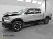 2020 Ram 1500 Rebel z VIN 1C6SRFLT7LN137992, wystawiony jako Copart lot #86550465 z przebiegiem 45 615 mil mil oraz Czysty tytuł • Clean title. Historia ofert i sprzedaży dostępna na DreamBid. Obrazek 1.