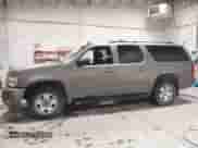 2011 Chevrolet Suburban LS z VIN 1GNSKHE32BR285696, wystawiony jako IAAI lot #42836337 z przebiegiem 146 763 mil mil oraz . Historia ofert i sprzedaży dostępna na DreamBid. Obrazek 14.