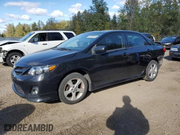 2011 Toyota Corolla S z VIN 2T1BU4EE6BC728083, wystawiony jako Copart lot #85757225 z przebiegiem 261 023 mil mil oraz Szkoda całkowita • Salvage title. Historia ofert i sprzedaży dostępna na DreamBid. Obrazek 1.