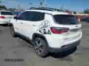 2017 Jeep Compass Latitude z VIN 3C4NJDBB8HT666563, wystawiony jako IAAI lot #43228511 z przebiegiem 116 669 mil mil oraz . Historia ofert i sprzedaży dostępna na DreamBid. Obrazek 3.
