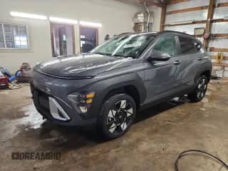 2025 Hyundai Kona SEL с VIN KM8HBCAB8SU341832, выставлен на аукционе Copart как лот 85523635 с пробегом 7 647 миль миль и Чистый • Clean title. История ставок и продаж доступна на DreamBid. Изображение 1.