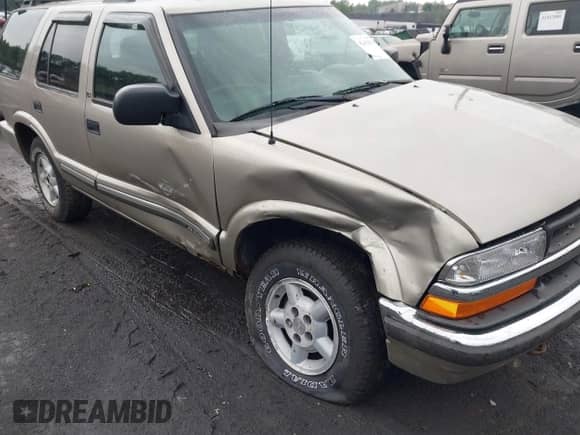 2000 Chevrolet Blazer LT z VIN 1GNDT13W9YK287456, wystawiony jako IAAI lot #42450504 z przebiegiem 139 649 mil mil oraz . Historia ofert i sprzedaży dostępna na DreamBid. Obrazek 6.