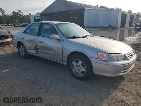 2001 Toyota Camry CE z VIN 4T1BG22K51U038103, wystawiony jako Copart lot #71917925 z przebiegiem 108 801 mil mil oraz Szkoda całkowita • Salvage title. Historia ofert i sprzedaży dostępna na DreamBid. Obrazek 4.