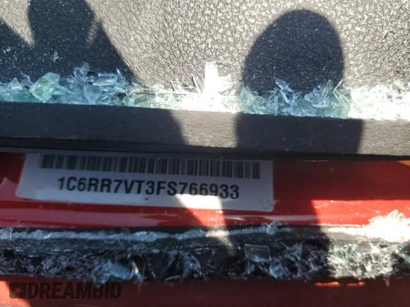 2015 Ram 1500 Laramie z VIN 1C6RR7VT3FS766933, wystawiony jako Copart lot #64125715 z przebiegiem Nie podano mil oraz Szkoda całkowita • Salvage title. Historia ofert i sprzedaży dostępna na DreamBid. Obrazek 12.