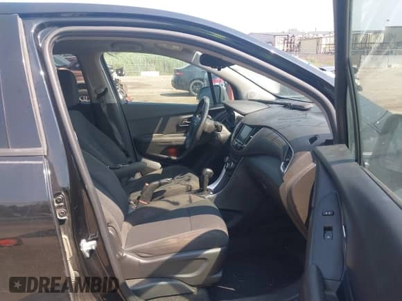 2020 Chevrolet Trax LS z VIN KL7CJKSB4LB324286, wystawiony jako IAAI lot #42936461 z przebiegiem 84 931 mil mil oraz . Historia ofert i sprzedaży dostępna na DreamBid. Obrazek 5.