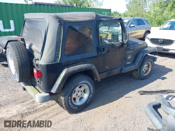 2002 Jeep Wrangler Sahara z VIN 1J4FA59S02P703627, wystawiony jako IAAI lot #42815504 z przebiegiem 144 573 mil mil oraz . Historia ofert i sprzedaży dostępna na DreamBid. Obrazek 4.
